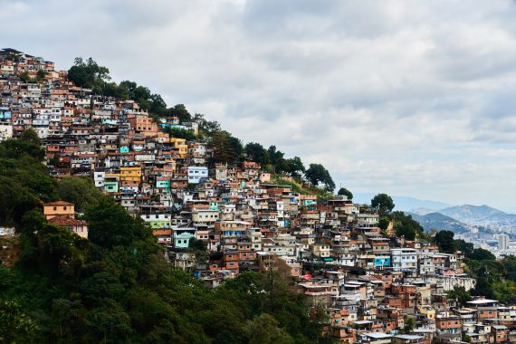 Realidade das favelas: turistas entram para conhecer a pobreza dessas áreas